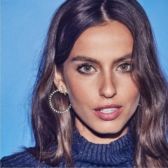 KENDRA SCOTT Charlie Grace Gold Hoops - Picture 3 of 5